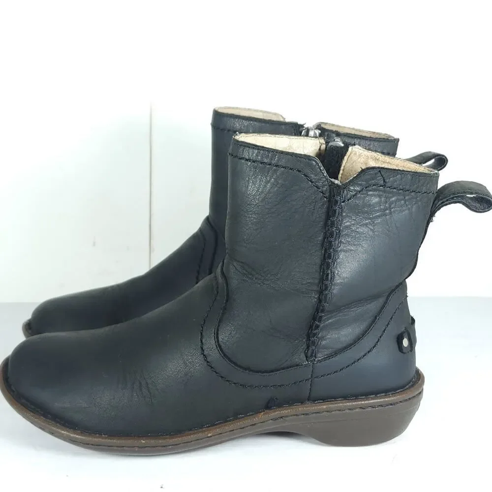 UGG Women's Neevah US6 Black Leather Sheepskin Lined Side Zip Ankle Boots Bootie